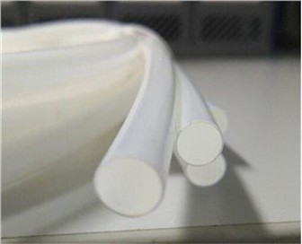 3. 0 Mm Fibra Ottika li tiddix fuq il-ġenb tal-ħalib abjad
